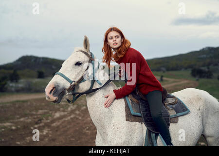 Kaukasische Frau Reitpferd Stockfoto