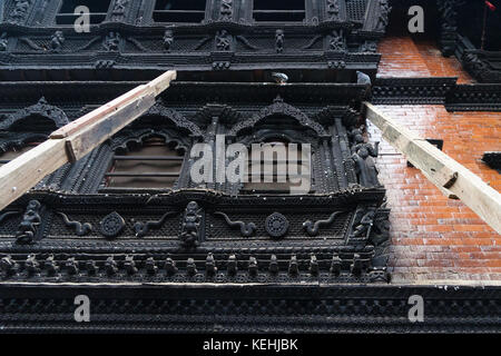 Von Polen während des post Erdbeben Restaurierung 2015 unterstützt, die aus Holz geschnitzten Fenstern, in denen die Kumari ihre regelmäßigen öffentlichen Auftritten macht. Stockfoto