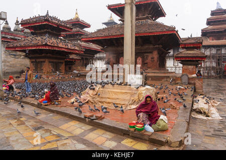 Nepalesische Frauen verkaufen Mais Getreide die Tauben am Durbar Square, Kathmandu zu füttern. Stockfoto