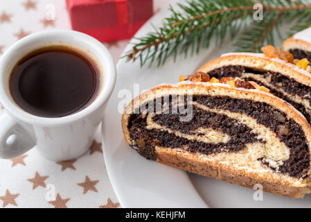 Traditionelle polnische Mohn Kuchen und Dekoration für Weihnachten Stockfoto