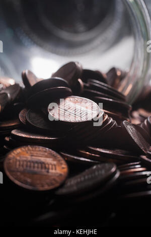 Haufen Groschen in der Nähe von Glas Stockfoto