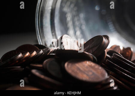 Haufen Groschen in der Nähe von Glas Stockfoto