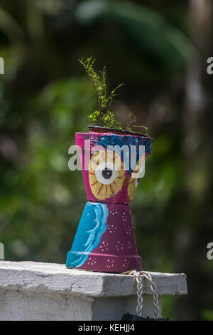 Garten Dekor Ideen von Engel zu malen Blumentöpfe Stockfoto