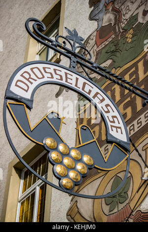 Rüdesheim am Rhein, Weinbaustadt in Deutschland, Zeichen der beliebten Drosselgasse Stockfoto