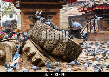 Tauben unter den nach wie vor einer Pagode, die durch das Erdbeben 2015 Links. Durbar Square, Kathmandu, Nepal. Stockfoto