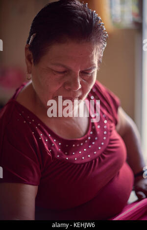 Hispanische Frau webt Stoff auf Webstuhl Stockfoto