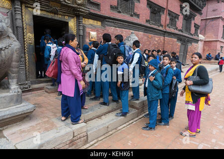 Nepalesische Schulkinder in Uniform Patan Museum besuchen mit ihren Lehrern in den Durbar Square, Kathmandu. Stockfoto