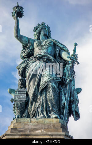 Rüdesheim am Rhein, Weinbaustadt in Deutschland, Germania-Statue des Niederwalder Denkmals Stockfoto