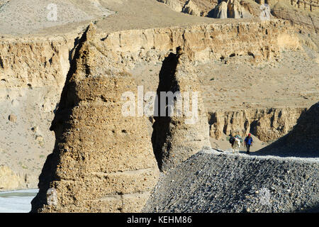 Nepalesischen Mann sein Pferd entlang der Kali Gandaki Tal in der Nähe von Kagbeni, Upper Mustang, Nepal. Stockfoto