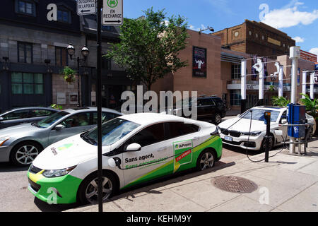 Elektrische Auto laden in der Innenstadt von Montreal, Provinz Quebec, Kanada. Stockfoto