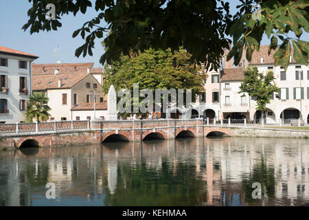 Blick von der Riviera Santa Margherita in Richtung der Kreuzung von Canale cagnan mit Fluss Sile, Treviso Stockfoto