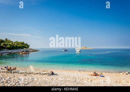 Sonnenbaden Entspannen Sie sich am Sommermorgen am Strand Pokonji dol auf der Insel Hvar Stockfoto