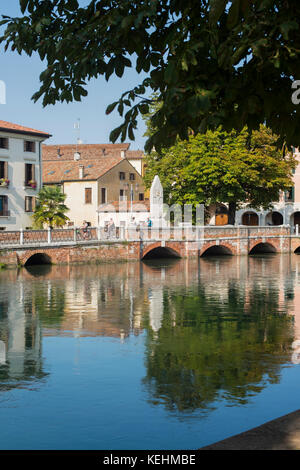 Blick von der Riviera Santa Margherita in Richtung der Kreuzung von Canale cagnan mit Fluss Sile, Treviso Stockfoto