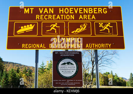 Zeichen für Mt Van Hoevenberg Erholungsgebiet, wo die Wettbewerbe während der olympischen Winterspiele in Lake Placid 1980 gehalten wurden. Stockfoto