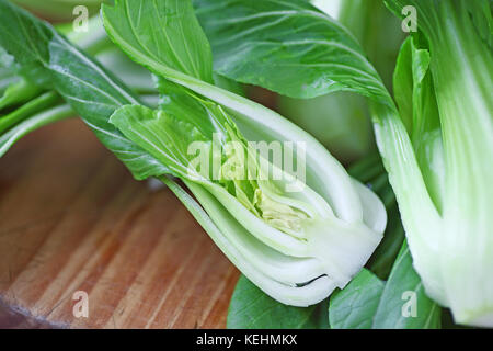 Frische baby Bok Choy, einem Schnitt in der Hälfte auf Schneidebrett mit Kopie Raum Stockfoto