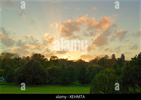Lebendige Sonnenuntergang über gadebridge Park, Hemel Hempstead Stockfoto