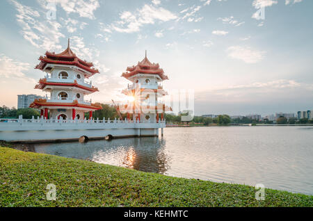 Sonnenuntergang am Singapore Chinese Garden Twin Pagoden