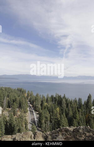 Blick auf den Lake Tahoe von hoch oben auf einem Berg an der Westküste Stockfoto