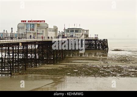 Worthing Pier auf einem grauen bewölkten Herbst Tag, Großbritannien Stockfoto