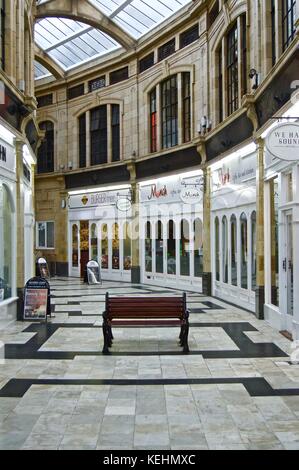 Geschäfte im Royal Arcade Einkaufszentrum, Worthing, Großbritannien Stockfoto