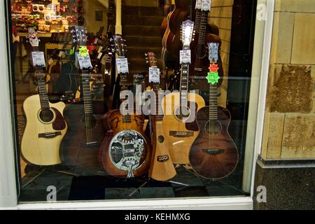 Gitarren auf Verkauf in Schaufenster, Royal Arcade, Worthing, Großbritannien Stockfoto