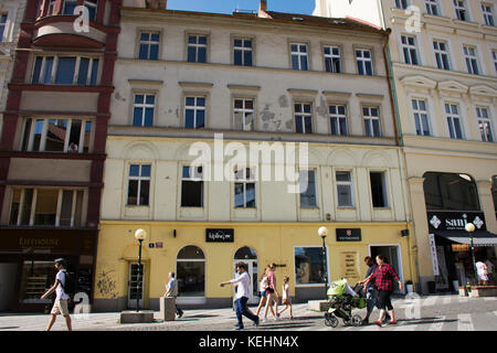 Tschechien Menschen und Ausländer reisende Wandern und Shopping mit der hauptverkehrsstraße am Wenzelsplatz (Vaclavske namesti) am 30. August 2017 in Prag, c Stockfoto