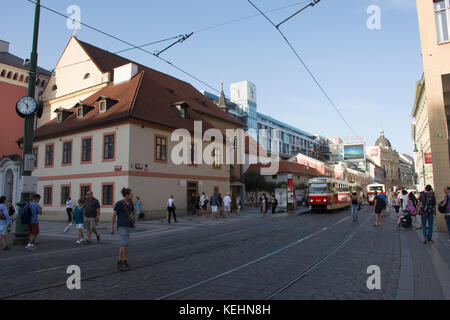 Lifestyle in Tschechien Menschen und fremden Reisenden zu Fuß mit Verkehr Straßenbahn in der Nähe von Einkaufszentrum Palladium am 30. August 2017 in Prag, Tschechische Re Stockfoto