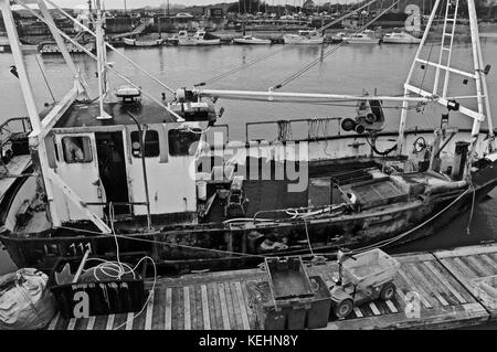 Schwarzweißbild des alten Fischerbootes, des Hafens von Littlehampton, des Flusses Arun, Littlehampton, Großbritannien Stockfoto