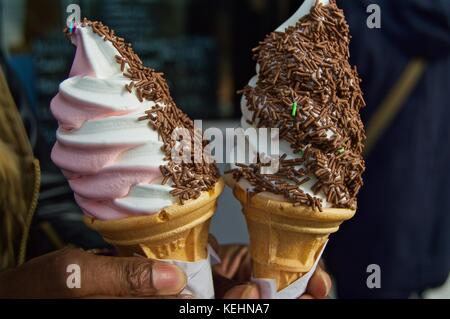 Schwarze Dame mit Eis am Meer, Littlehampton, Großbritannien Stockfoto