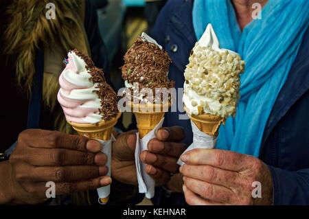 Schwarze Dame und weiße Dame mit Eiskegel, Littlehampton, Großbritannien Stockfoto