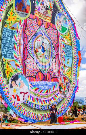 Santiago sacatepequez, Guatemala - 1. November 2010: riesige Drachen bei Giant kite Festival ehrt Geister der Toten zu Allerheiligen. Stockfoto