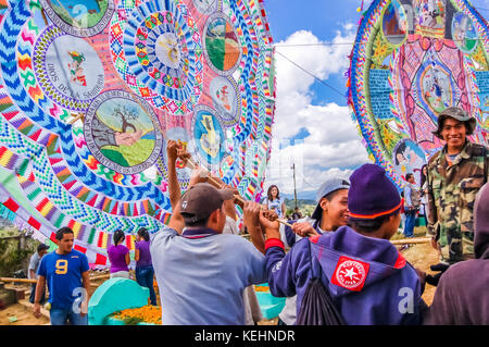 Santiago sacatepequez, Guatemala - 1. November 2010: Steigerung der Kite bei Giant kite Festival ehrt Geister der Toten zu Allerheiligen. Stockfoto