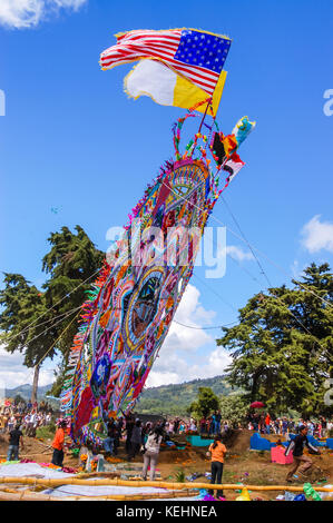 Santiago Sacatepequez, Guatemala - 1. November 2010: Besucher des riesigen Drachenfestes auf dem Friedhof zu Ehren der Totengeister am Allerheiligen. Stockfoto