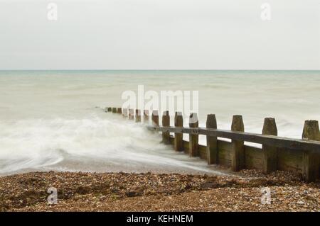 Lange Belichtung Wellen im Osten von littlehampton Strand an einem grauen Tag Stockfoto
