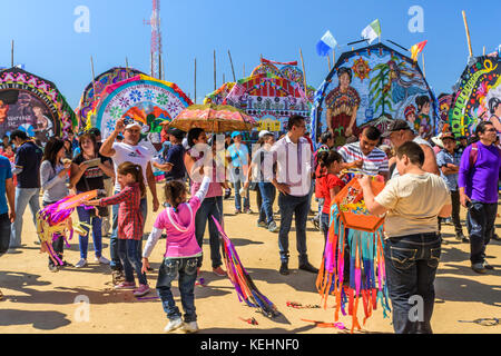 Sumpango, Guatemala - November 1, 2015: Besucher bei Giant kite Festival ehrt Geister der Toten zu Allerheiligen. Stockfoto