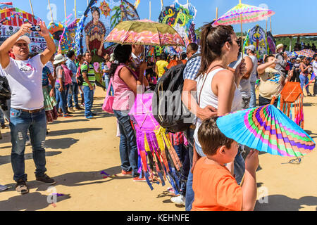 Sumpango, Guatemala - November 1, 2015: Besucher bei Giant kite Festival ehrt Geister der Toten zu Allerheiligen. Stockfoto