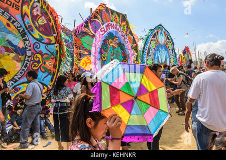 Sumpango, Guatemala - November 1, 2015: Besucher bei Giant kite Festival zu Allerheiligen zu den Geistern der Toten ehren. Stockfoto