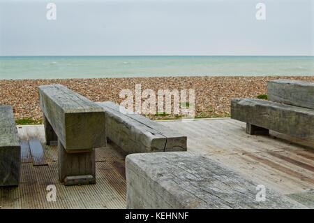 Meer und Bänke vor der East Beach Café, Chichester, Großbritannien Stockfoto