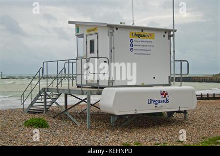 Royal National Lifeboat Institution Rettungsstation am Strand in der Nebensaison, Littlehampton Großbritannien Stockfoto