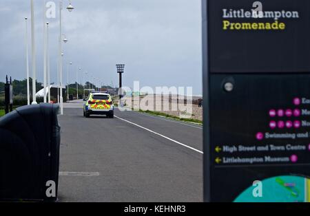 Polizeiauto an der Promenade, Littlehampton, Großbritannien Stockfoto