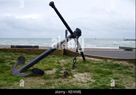 Großer Anker am Strand, Littlehampton, Großbritannien Stockfoto