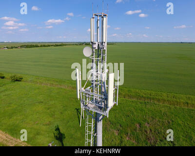Funkmast. Geräte für die Weiterleitung von Mobilfunk und mobile Signal. Stockfoto