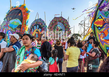 Sumpango, Guatemala - November 1, 2015: Besucher bei Giant kite Festival zu Allerheiligen ehren Geister der Toten. Stockfoto