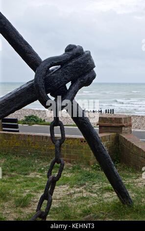 Großer Anker am Strand, Littlehampton, Großbritannien Stockfoto