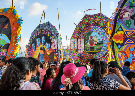 Sumpango, Guatemala - November 1, 2015: Besucher bei Giant kite Festival zu Allerheiligen zu den Geistern der Toten ehren. Stockfoto