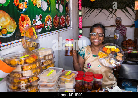 Die Seychellen, Mahe, Victoria, Indien Tag, Kupfer Topf indisches Essen Stall, Inhaber Frau Mangala Raja Stockfoto