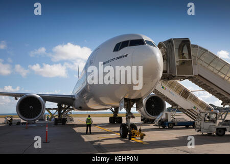 Die Seychellen, Mahe, Flughafen, Emirates Airlines Boeing 777-300ER Flugzeuge auf dem Stand in der Morgendämmerung Stockfoto