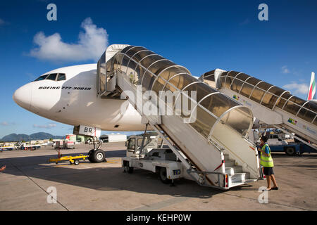 Die Seychellen, Mahe, Flughafen, Emirates Airlines Boeing 777-300ER Flugzeuge auf dem Stand in der Morgendämmerung Stockfoto