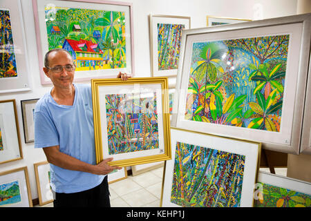 Die Seychellen, Mahe, Baie Lazare, Künstler Gerard Devoud in seiner Galerie Stockfoto