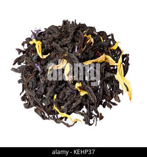 Aromatischer schwarzer Tee Blätter mit Sonnenblumen und kornblume Blütenblatt. Hochauflösendes Foto. Stockfoto